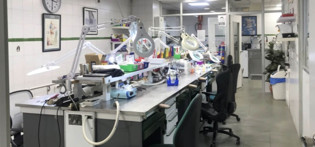 Mesas de trabajo en el mejor laboratorio de prótesis dental de Sevilla